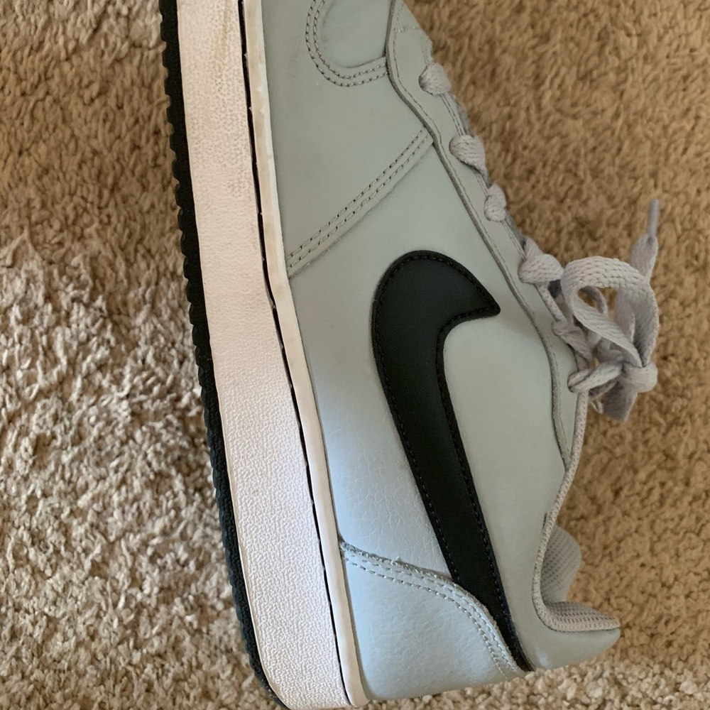 Men’s Nike tennis shoes